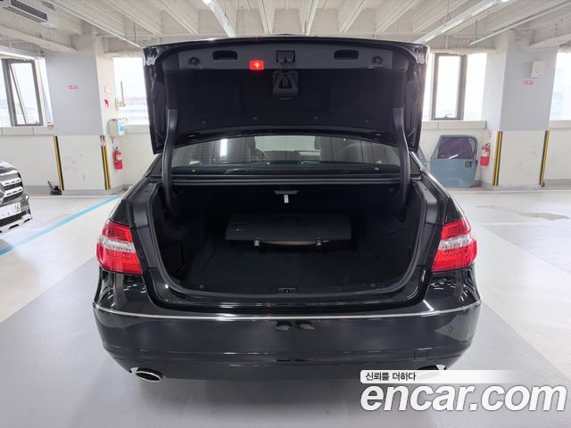 Mercedes-Benz E-Class 2010 — photo 19
