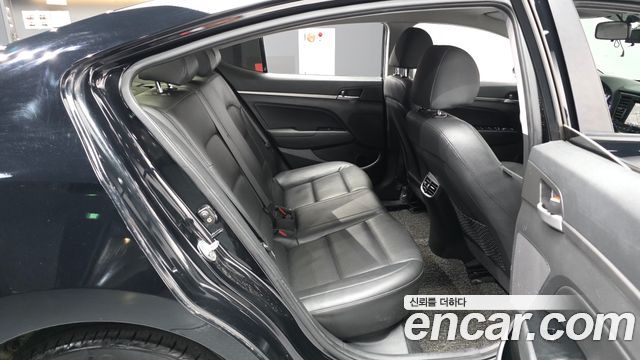 Hyundai AVANTE 2017 — photo 12