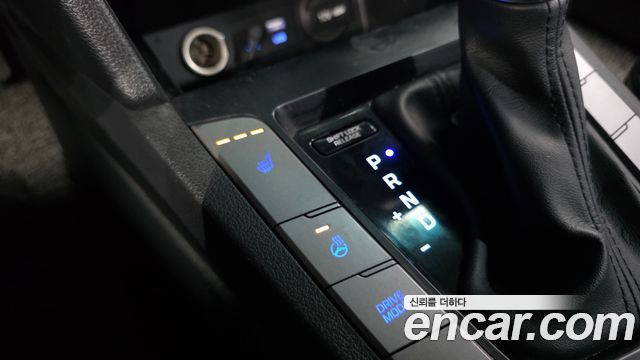 Hyundai AVANTE 2017 — photo 19