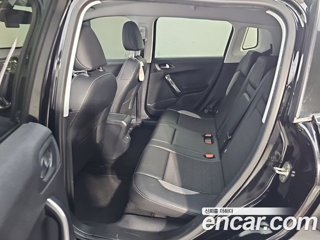 Peugeot 2008 2015 — photo 12