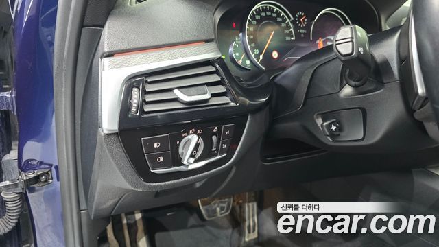 BMW 5-Series 2017 — photo 27