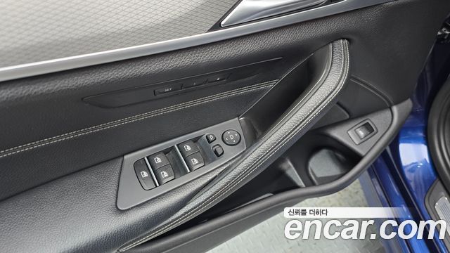 BMW 5-Series 2017 — photo 29
