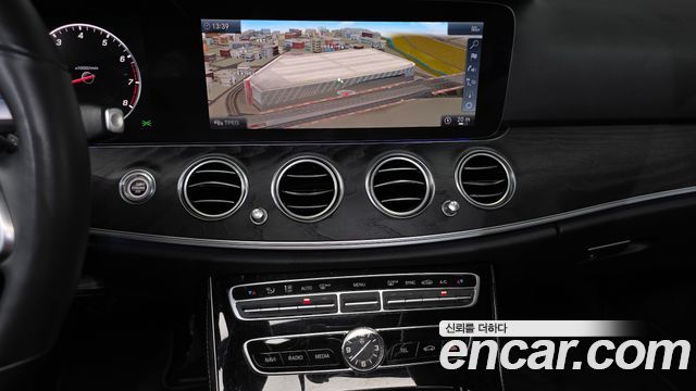 Mercedes-Benz E-Class 2019 — photo 19