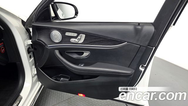 Mercedes-Benz E-Class 2019 — photo 14