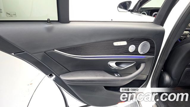 Mercedes-Benz E-Class 2019 — photo 15