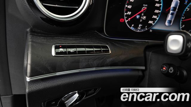 Mercedes-Benz E-Class 2019 — photo 27