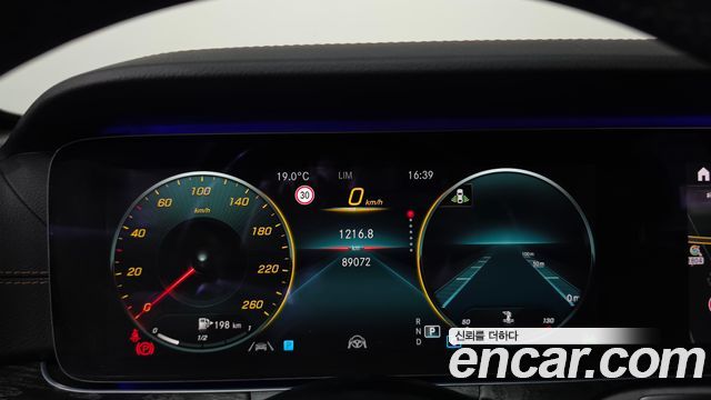 Mercedes-Benz E-Class 2021 — photo 11
