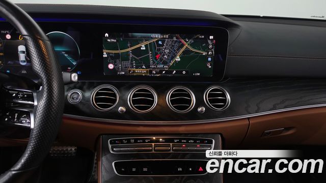 Mercedes-Benz E-Class 2021 — photo 18