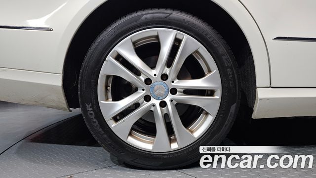 Mercedes-Benz E-Class 2012 — photo 5
