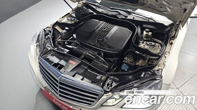 Mercedes-Benz E-Class 2012 — photo 6