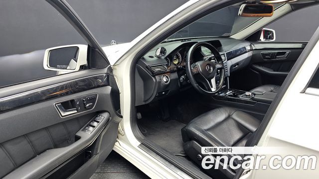 Mercedes-Benz E-Class 2012 — photo 10
