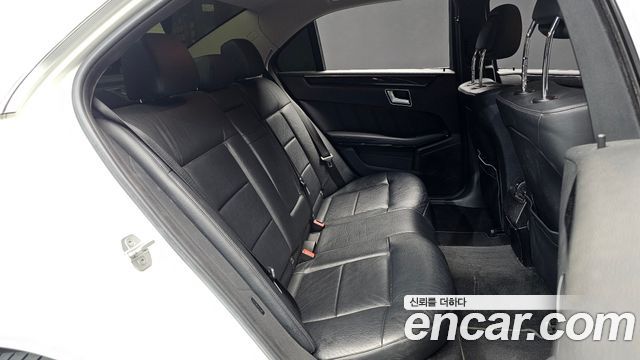 Mercedes-Benz E-Class 2012 — photo 12