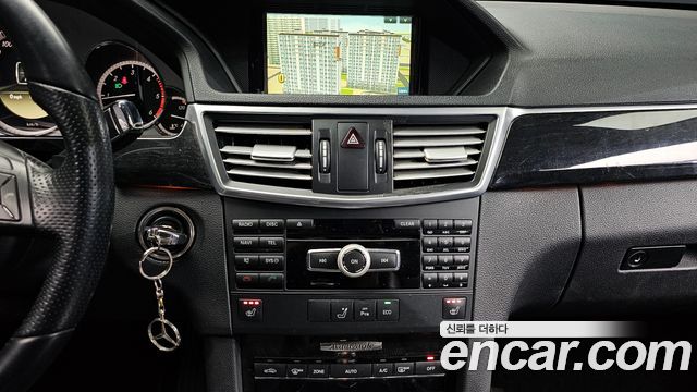 Mercedes-Benz E-Class 2012 — photo 14
