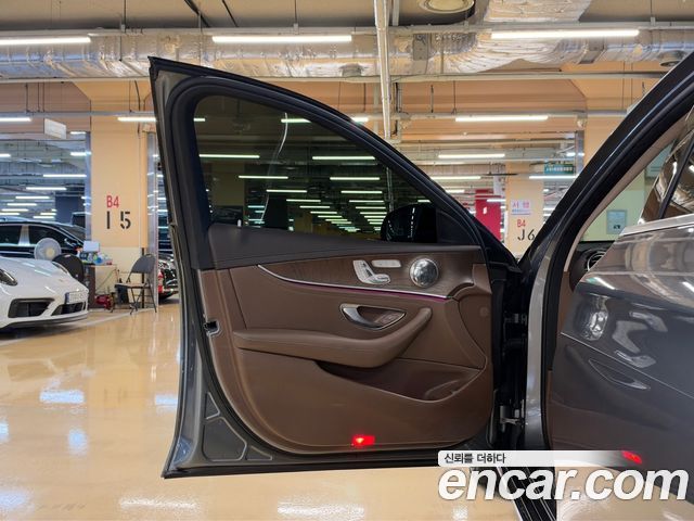 Mercedes-Benz E-Class 2017 — photo 12