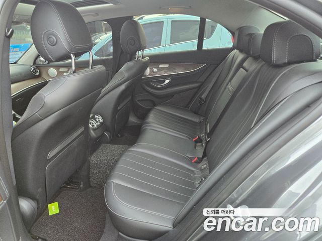 Mercedes-Benz E-Class 2019 — photo 14