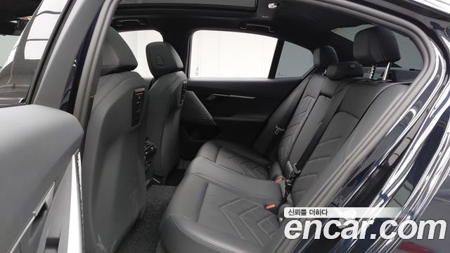 BMW 5-Series 2024 — photo 10