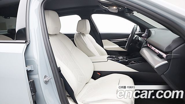 BMW 5-Series 2025 — photo 16