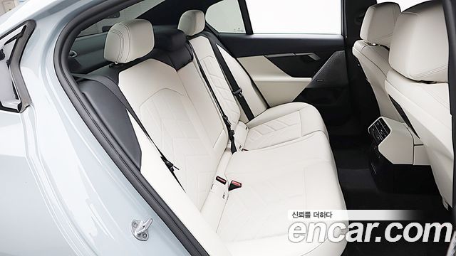 BMW 5-Series 2025 — photo 18