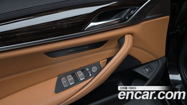 BMW 5-Series 2022 — photo 30