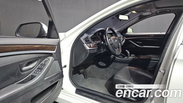 BMW 5-Series 2015 — photo 10