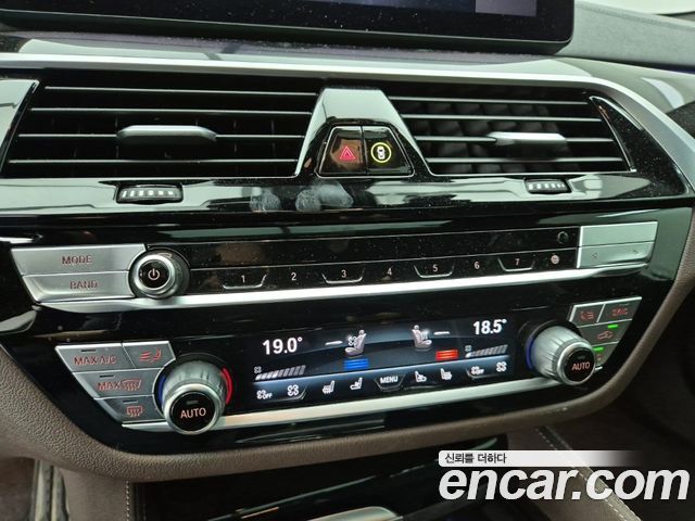 BMW 5-Series 2022 — photo 10