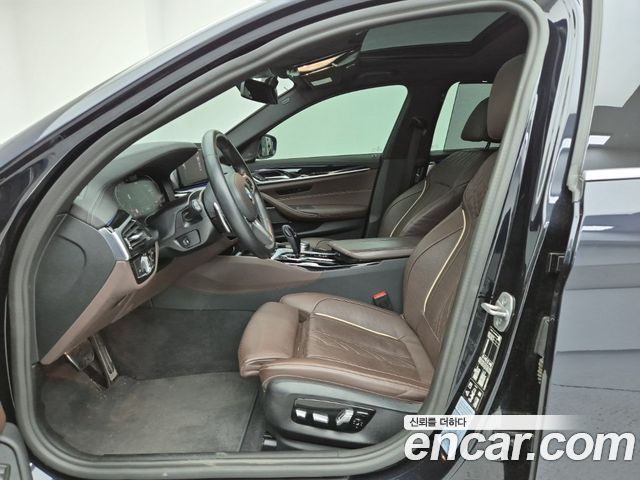 BMW 5-Series 2022 — photo 11