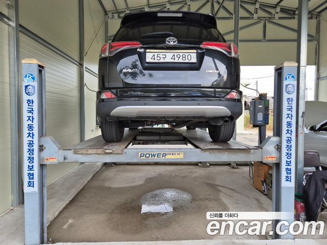 Toyota RAV4 2018 — photo 2