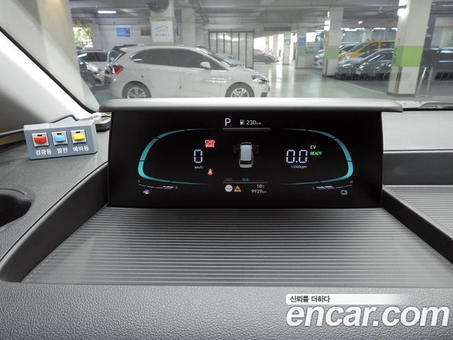 Hyundai Staria 2025 — photo 8