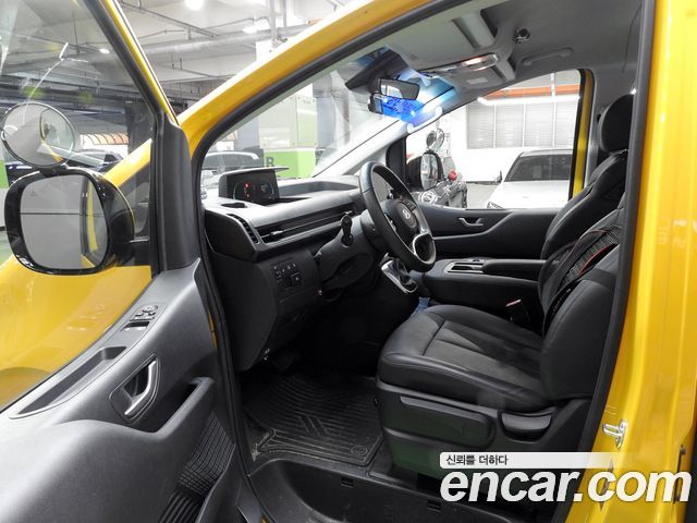 Hyundai Staria 2025 — photo 9