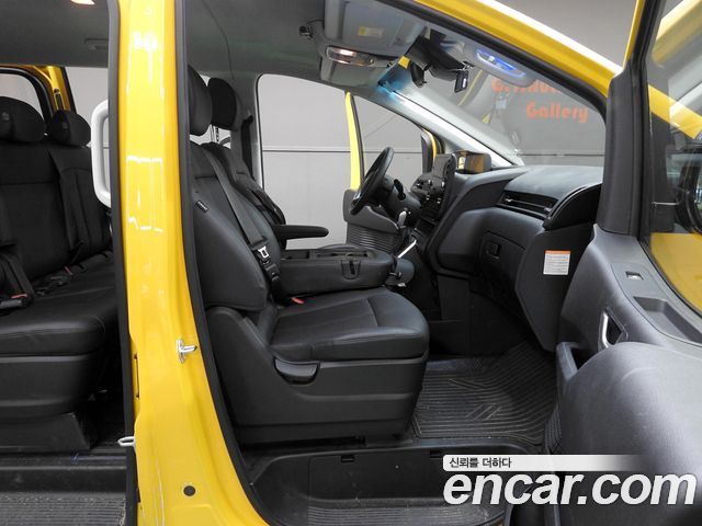 Hyundai Staria 2025 — photo 10