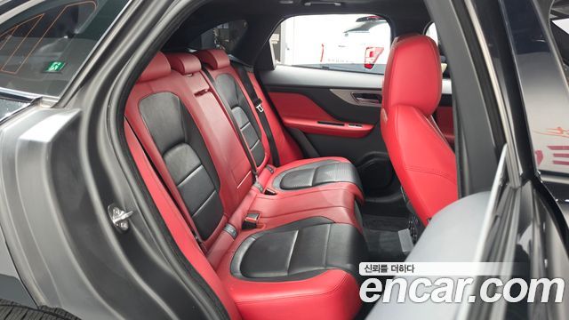Jaguar F-PACE 2019 — photo 17