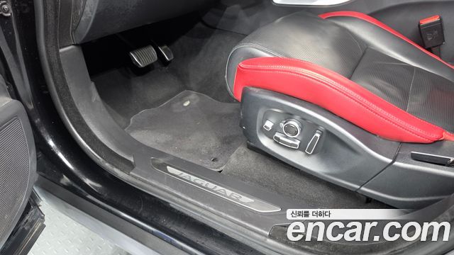 Jaguar F-PACE 2019 — photo 24