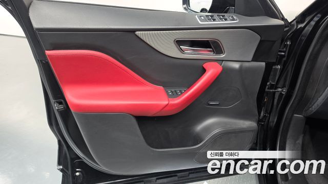 Jaguar F-PACE 2019 — photo 14