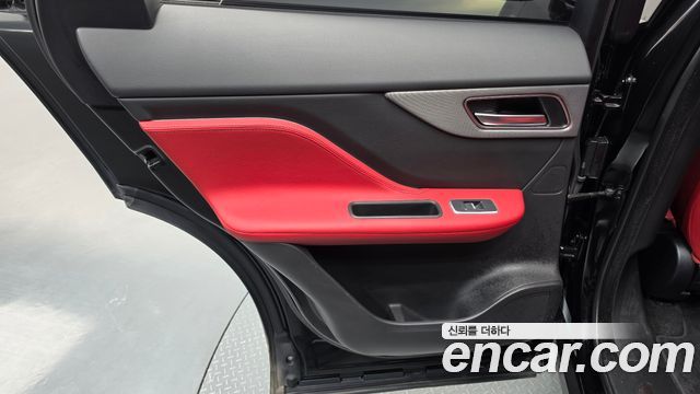Jaguar F-PACE 2019 — photo 15