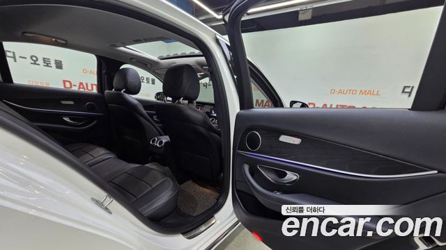 Mercedes-Benz E-Class 2019 — photo 16