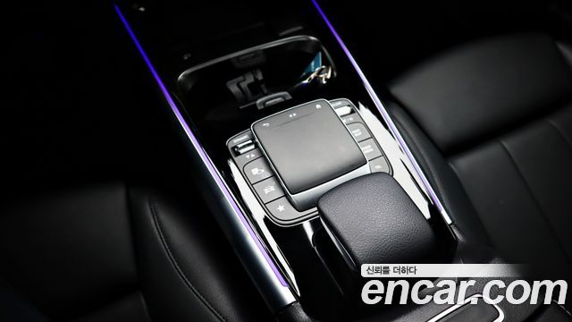 Mercedes-Benz GLB-Class 2021 — photo 17