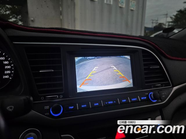 Hyundai AVANTE 2017 — photo 12