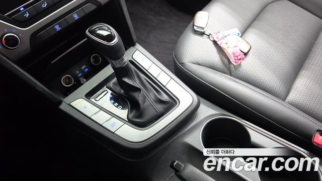 Hyundai AVANTE 2017 — photo 12