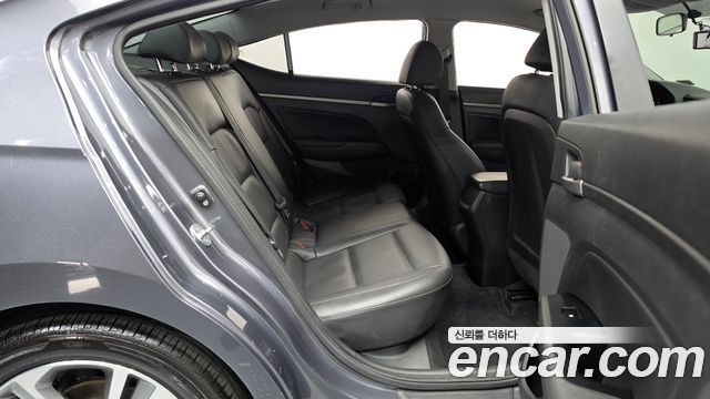 Hyundai AVANTE 2017 — photo 17