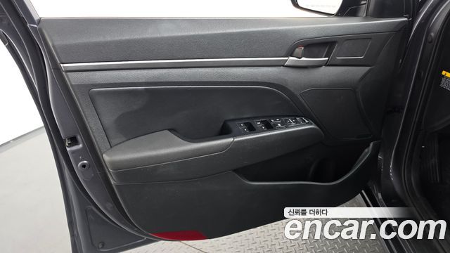 Hyundai AVANTE 2017 — photo 14