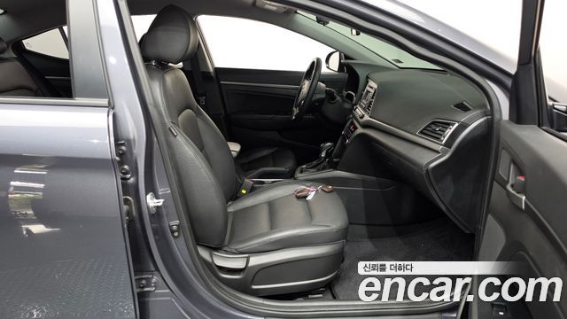 Hyundai AVANTE 2017 — photo 16