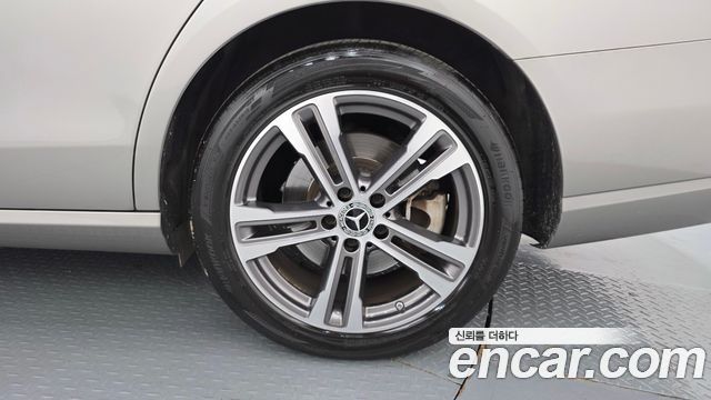 Mercedes-Benz E-Class 2021 — photo 7