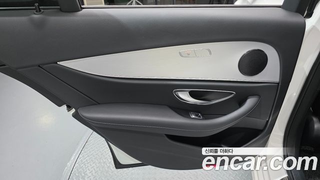 Mercedes-Benz E-Class 2021 — photo 15