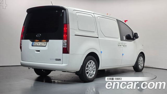 Hyundai Staria 2023 — photo 2