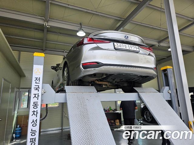 Lexus ES 2021 — photo 2