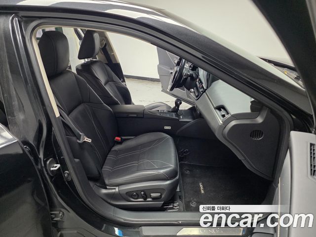Lexus ES 2022 — photo 11