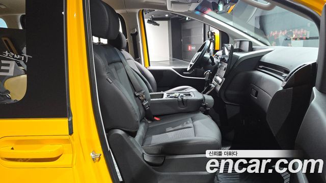 Hyundai Staria 2025 — photo 18
