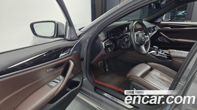 BMW 5-Series 2022 — photo 10