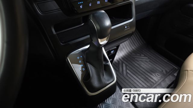 Hyundai Staria 2025 — photo 12