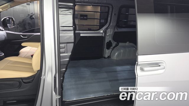 Hyundai Staria 2025 — photo 16